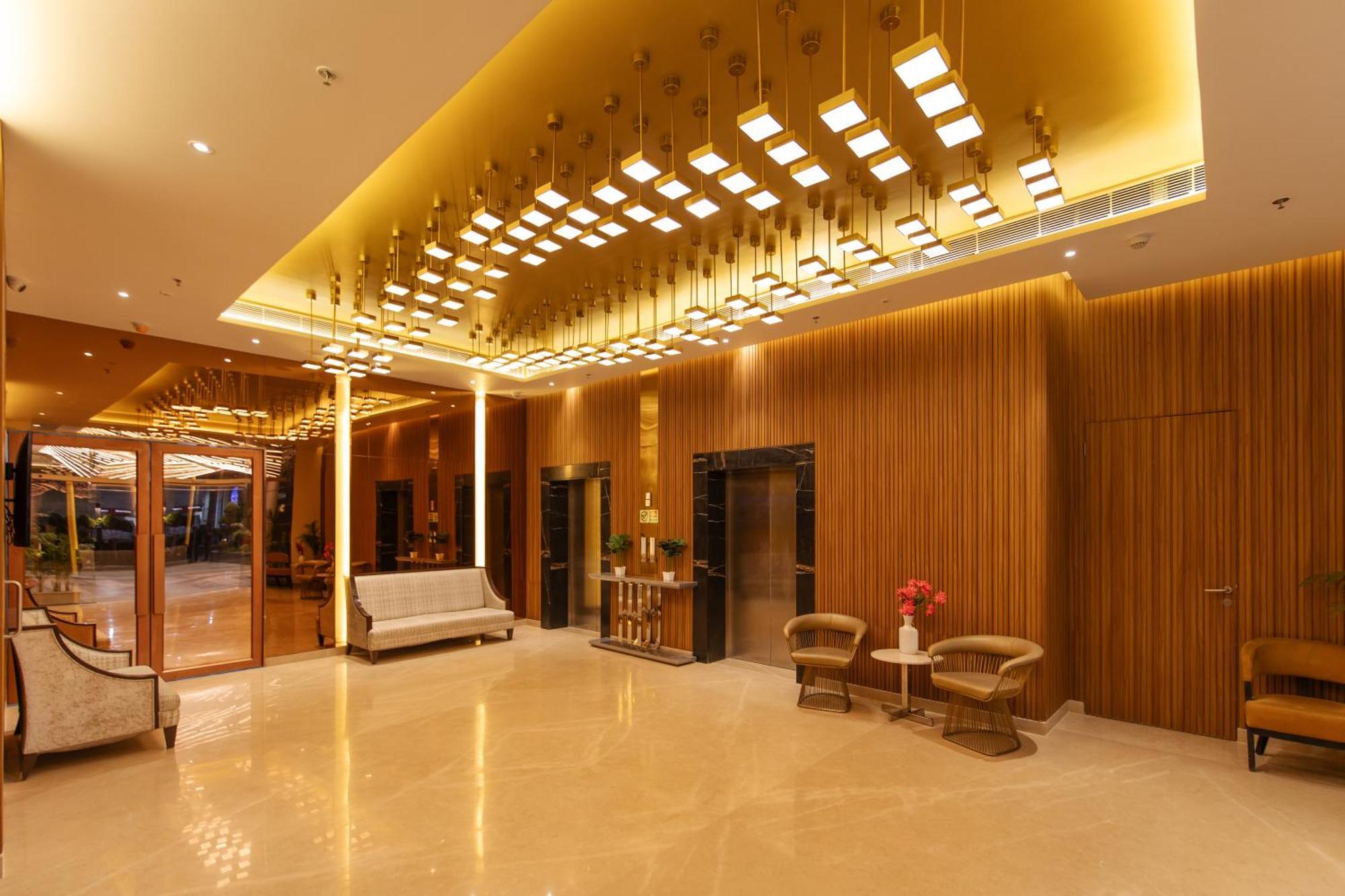Hotel Hometel Alambagh - A Sarovar 4*